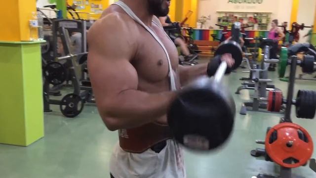 Гигантский дроп сет на бицепс , мать его ! смотреть онлайн