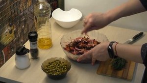 САЛАТ СО СВЕКЛОЙ, СОЛЕНЫМ ОГУРЦОМ И ЗЕЛЕНЫМ ГОРОШКОМ