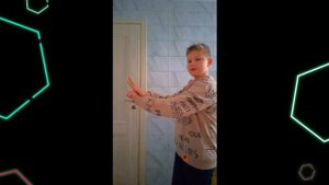 раскрыл фокус-рука прошла сквозь другую руку