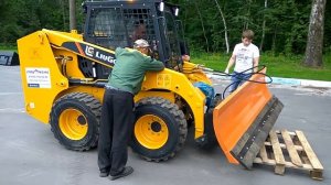 Демонстрация установки поворотного отвала на мини-погрузчик LiuGong CLG 385A.mp4