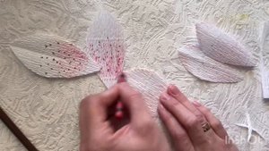 Лилия из гофрированной бумаги МК