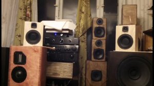 маленькие колонки играют лаунж. Sade. room 54