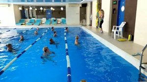 Aqua aerobics class . Аква аэробика , работа на глубокой воде)))