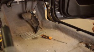 Removing the BMW e39 wagon front carpets and trim | Project Hershel