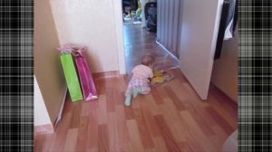 Во сколько месяцев ребенок начинает ползать? Как ползают дети видео. Ребенок ползает на четверенька