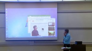 Профессор математики исправляет экран проектора/Math Professor fixes the projector screen