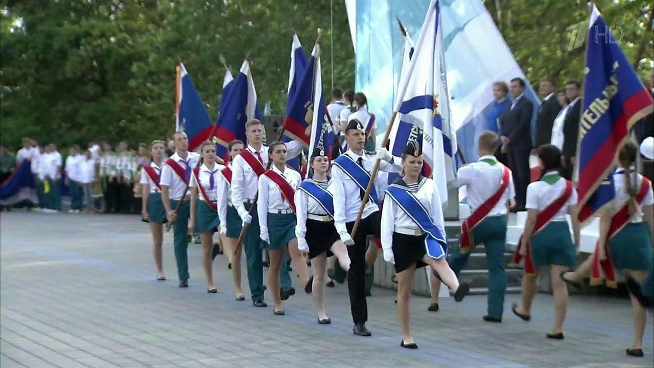 В лагерь "Орленок" на побережье Черного моря приех...ячи детей со всей России и шесть ребят из Сирии
