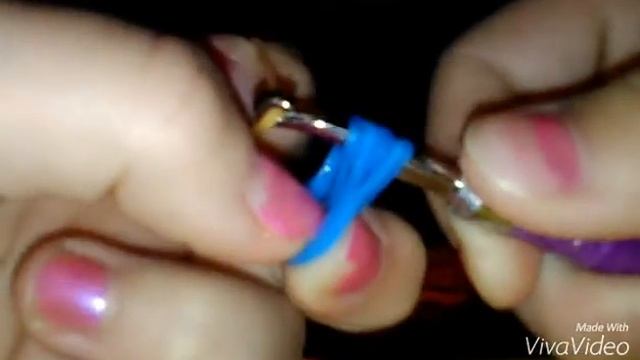 Как плести брелок \кольцо из резинок☺