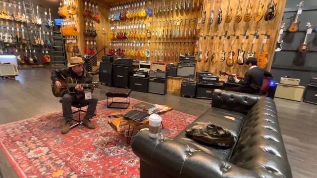 Unplugged@Hollywood Guitar Center. Roberto playing a 1952 Gibson ES175 w/ Ryoto, a Japanese Bassist смотреть онлайн