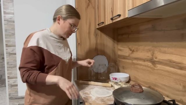 Мясные лепешки на сковородке.