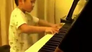 Мальчик играет на пианино