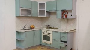 Кухня с зелеными глянцевыми фасадами