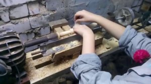 Юная токарь по дереву, самодельный токарный станок.