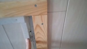 Сделал дверь на втором этаже, и панели на потолок.