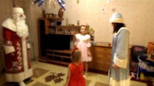 Дед мороз и Снегурочка зашли в гости к детям / Подарки от деда мороза