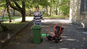 Тележка дворника для сбора мусора и уборки улиц. Конкурс на лучшее фото.