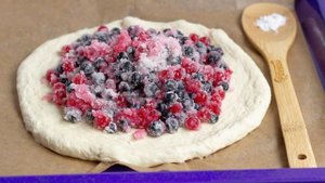 Открытый пирог со смородиной