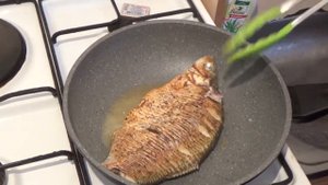 ЖАРЕНАЯ РЫБА С ЛУКОМ И МАЙОНЕЗОМ (пальчики оближешь) Рецепт вкусной и сочной рыбы на сковороде.