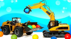 Машинки-помощники Брудер: погрузчик и бульдозер собирают шарики! Видео для детей
