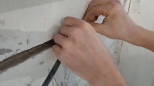 прячем провод в стене