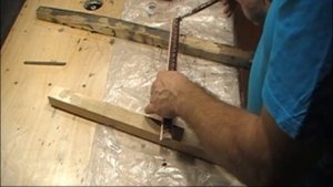 75. Нанесение морилки на внутренние декоративные элементы. Резная рамка для картины.