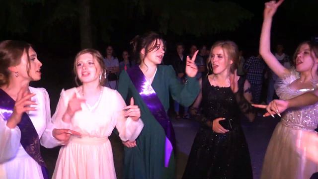 Выпускницы 2022 зажигают под Скриптонит "Baby mama"! смотреть онлайн