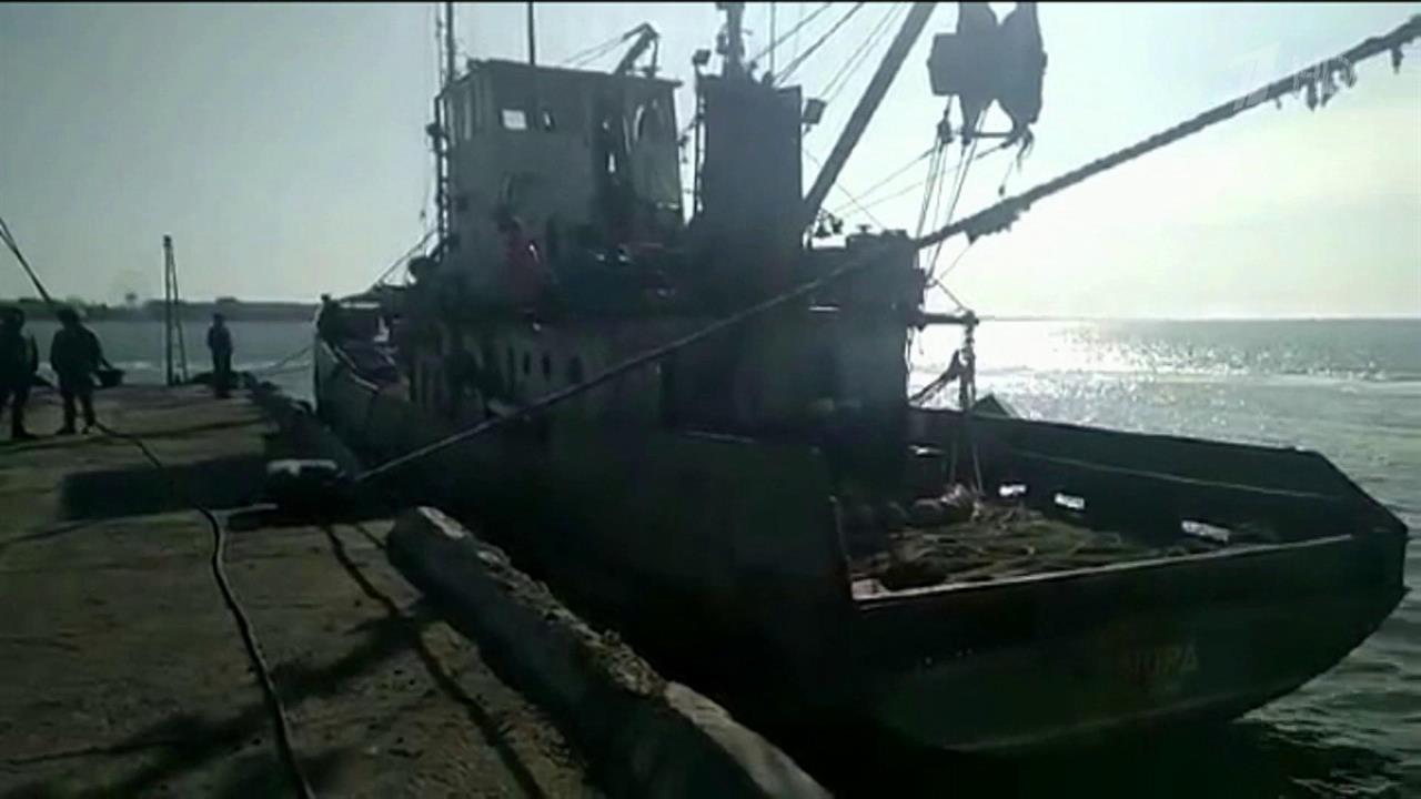 Команде рыболовного судна "Норд" разрешили сойти на берег, но людям не отдают паспорта