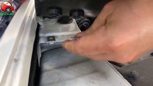 Установка упоров капота (амортизаторов) на Jeep Compass 2 / Джип Компасс 2 (www.upora net)