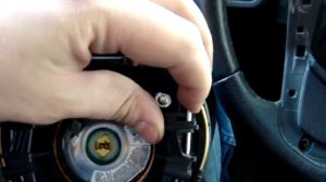 Как снять подушку безопасности на руле в Ford Fiesta MK7