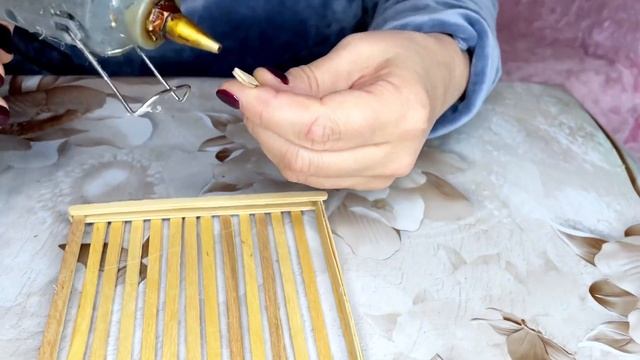 СТИЛЬНАЯ САЛФЕТНИЦА СВОИМИ РУКАМИ Мастер-класс по салфетнице ИЗ ПАЛОЧЕК ДЛЯ КОФЕ Декор из мусора смотреть онлайн