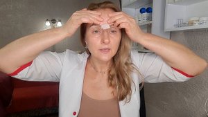 Клеим тейп на лоб. Морщина гордеца. Вертикальный залом на лбу. #косметолог #тейпированиелица