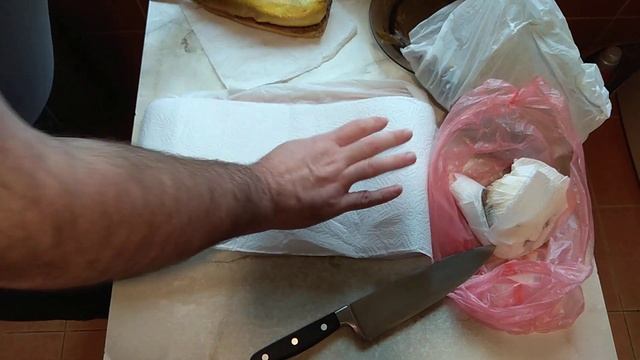 Как почистить копченую скумбрию и сделать из нее филе.