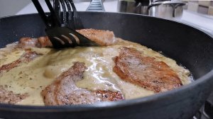 Так ВКУСНО и ПРОСТО мясо еще не готовили! Под любой гарнир СВИНИНА с ГРИБАМИ в сливочном соусе.mp4