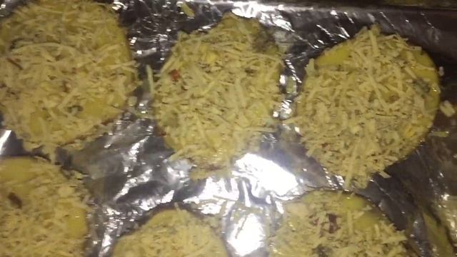 Запечённый Картофель С Сыром И Специями смотреть онлайн