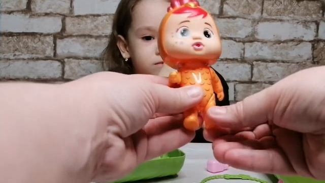 Алиса открывает cry babies magic tears FANTASY распаковка и обзор| Плачущий младенец в капсуле смотреть онлайн