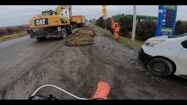 ВОРВАЛИСЬ В ШКОЛУ НА МОТИКЕ | НАВЕЛИ СУЕТУ В ПРОБКЕ смотреть онлайн