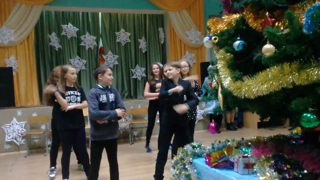 Я танцую на школьной ёлке я посерединки у меня самые пышные волосы смотреть онлайн