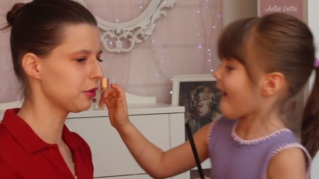 МАЛЫШКА ВИОЛЕТТА ДЕЛАЕТ МНЕ МАКИЯЖ смотреть онлайн