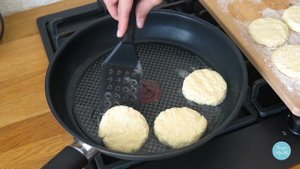 Сырники из Творога с Ягодным Соусом | Russian Syrniki - Farmer Cheese Pancakes | Tanya Shpilko