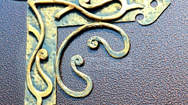 Как украсить металлическую дверь ковкой, декоративные элементы для оформления входной двери, кованы