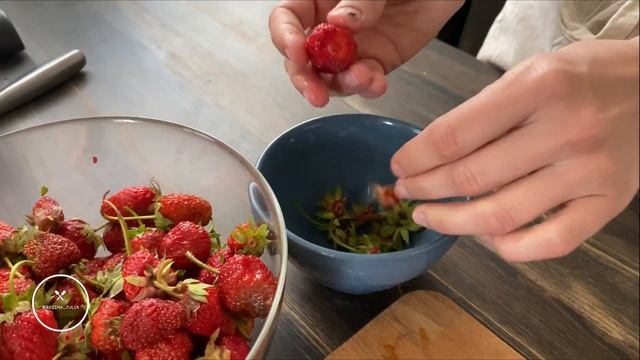 Как меренговый рулет, только проще – Не надо закручивать | Десерт с меренгой и клубникой в стакане. смотреть онлайн