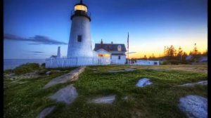 У берегов огнями светят  маяки