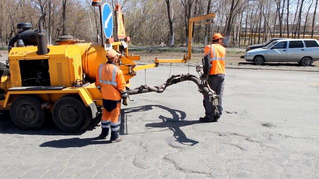 У "кольца" выбоины заполняют "жидким асфальтом" смотреть онлайн