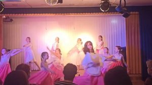 Танец "Снится сон - Мама за руку ведет"