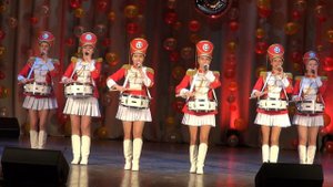 Идет солдат по городу