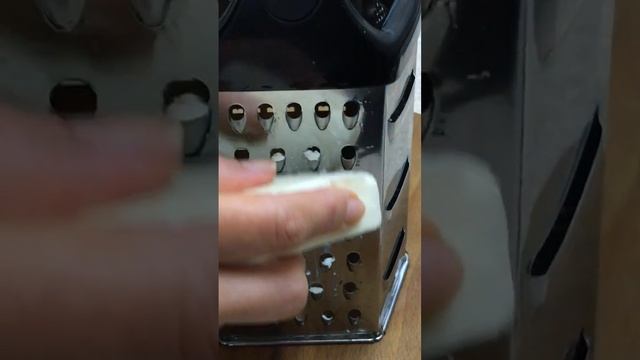 Век живи, век учись! На заметку хозяйкам! Как натереть сыр, чтобы он не прилипал к терке