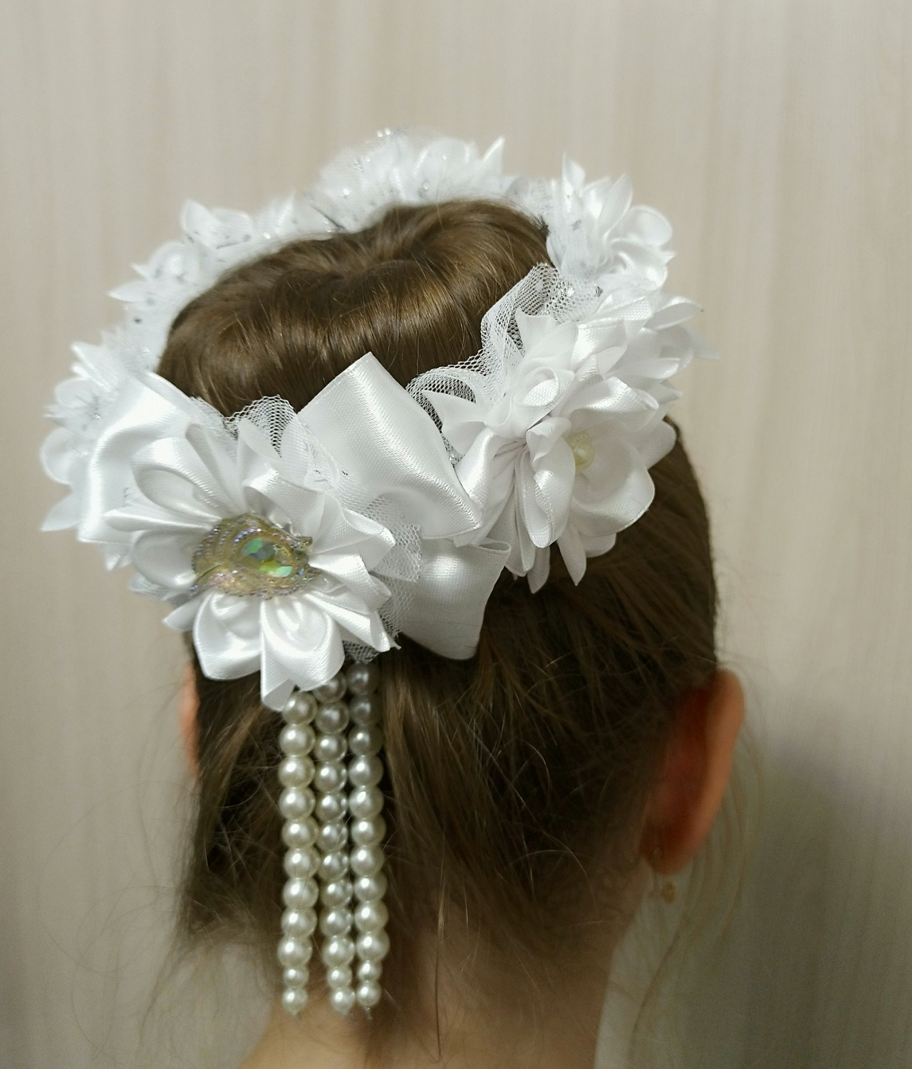 Бант-резинка на пучок, с пышными цветами.DIY