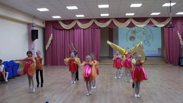 Хореографический коллектив "Ассоль", младшая группа. Танец "Звёздная страна"