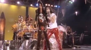 Alice Cooper - This Maniac's in Love with You (from Alice Cooper: Trashes The World)