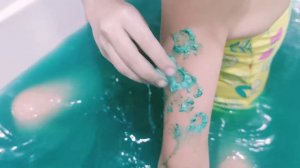 Влог Девочки купаются с бомбочками для ванны.